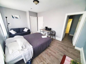 1 BDRM Apartment with 2 Queen Beds & Small Kitchenette